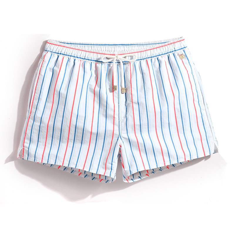 Bermuda Masculina Praia Listrada Piannaro PN012 em ambiente praiano.