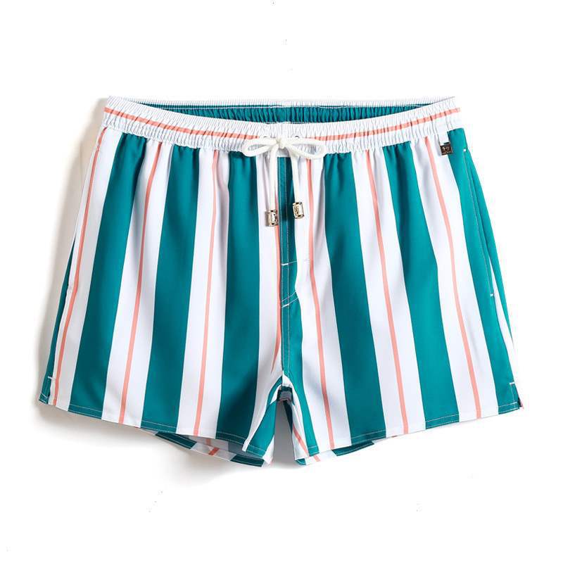 Bermuda Masculina Praia Listrada Piannaro PN012 em ambiente praiano.
