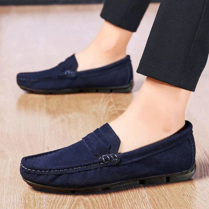 Sapato Mocassim Masculino de Camurça Piannaro PN314 em detalhe.