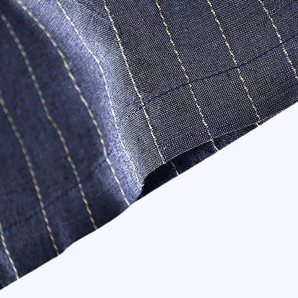 Bermuda Masculina de Linho Listrada Piannaro em fundo branco.