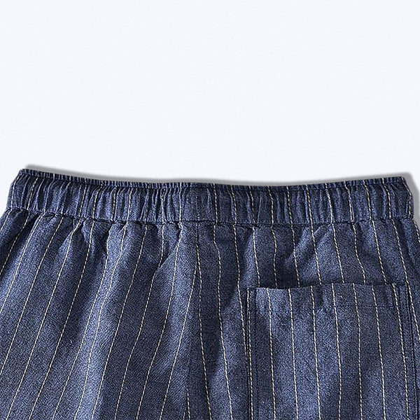 Bermuda Masculina de Linho Listrada Piannaro em fundo branco.