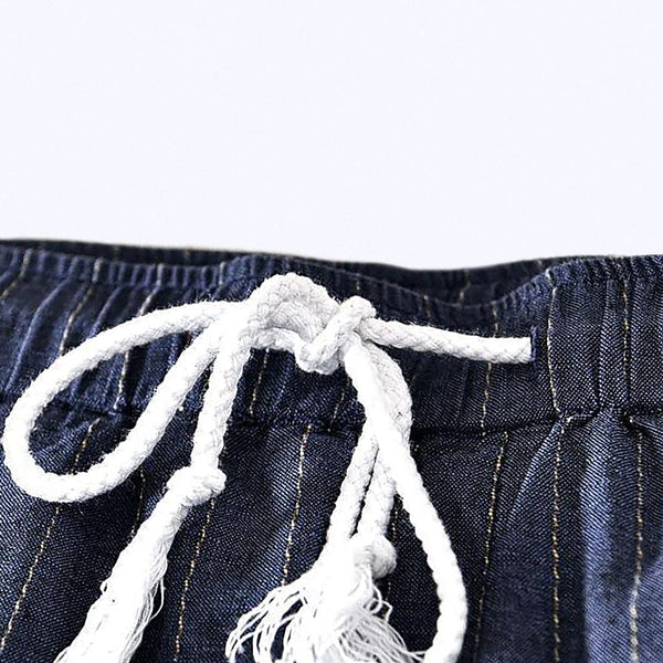 Bermuda Masculina de Linho Listrada Piannaro em fundo branco.