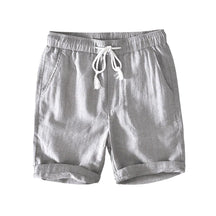 Bermuda Masculina de Linho Listrada Piannaro em fundo branco.