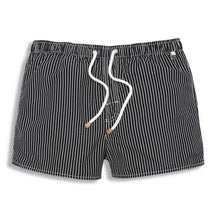 Bermuda Masculina Praia Listrada Piannaro PN012 em ambiente praiano.