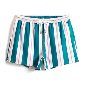 Bermuda Masculina Praia Listrada Piannaro PN012 em ambiente praiano.