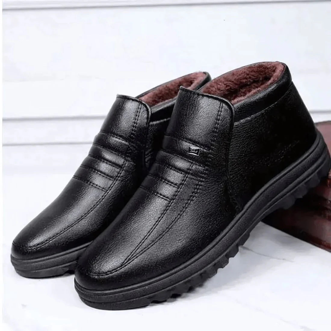 Bota Masculina de Inverno Piannaro PN292 com forro de lã e design elegante.