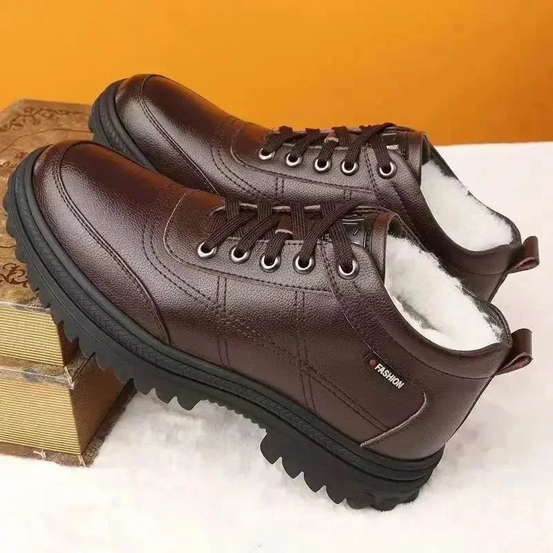 Bota Masculina Piannaro PN049 em couro com design acolchoado e solado antiderrapante.