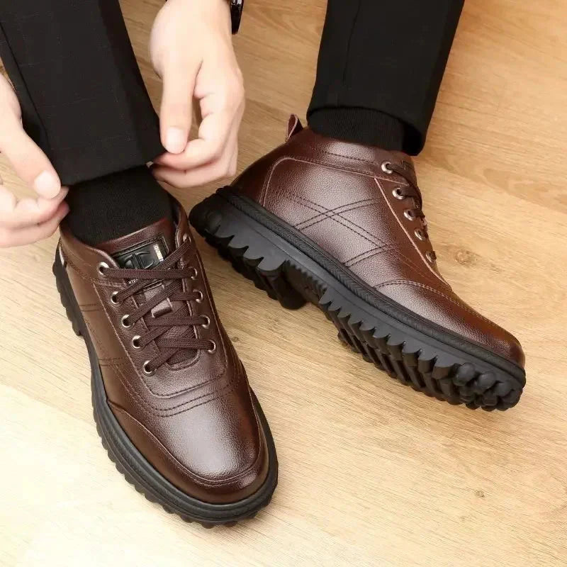 Bota Masculina Piannaro PN049 em couro com design acolchoado e solado antiderrapante.