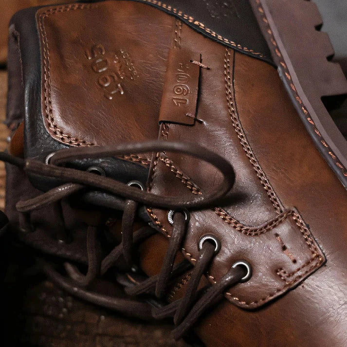 Bota Masculina em Couro Piannaro PN283 com design clássico e resistente.