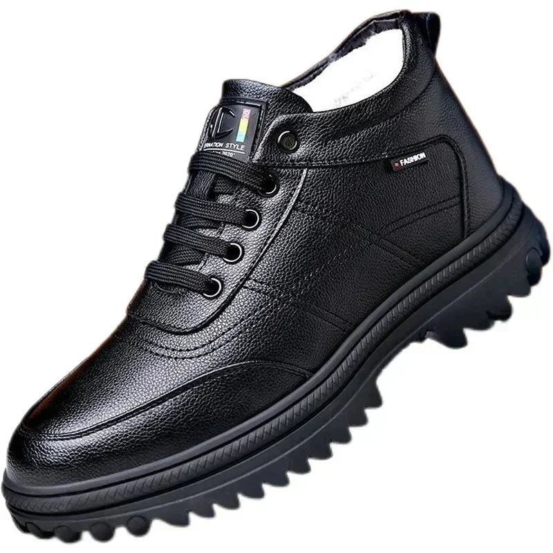 Bota Masculina Piannaro PN049 em couro com design acolchoado e solado antiderrapante.