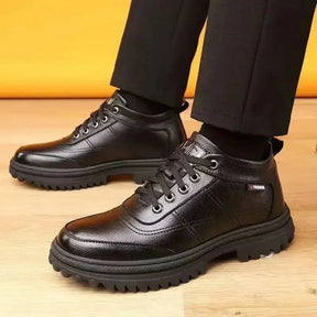 Bota Masculina Piannaro PN049 em couro com design acolchoado e solado antiderrapante.