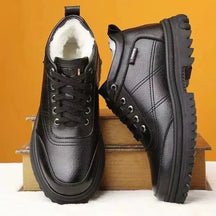 Bota Masculina Piannaro PN049 em couro com design acolchoado e solado antiderrapante.
