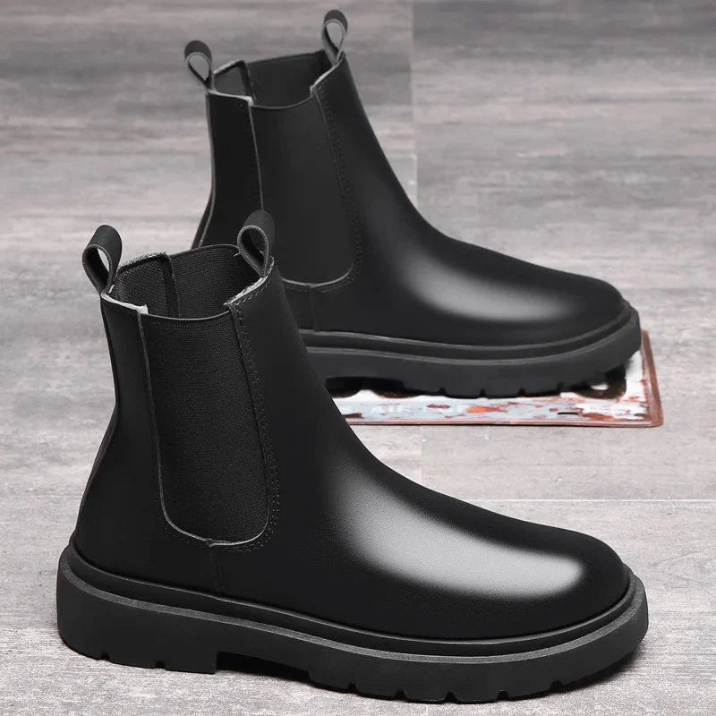 Bota Masculina Chelsea em Couro Piannaro PN043 com design clássico e solado antiderrapante.