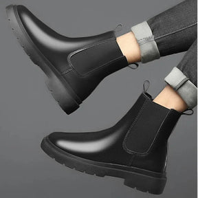 Bota Masculina Chelsea em Couro Piannaro PN043 com design clássico e solado antiderrapante.
