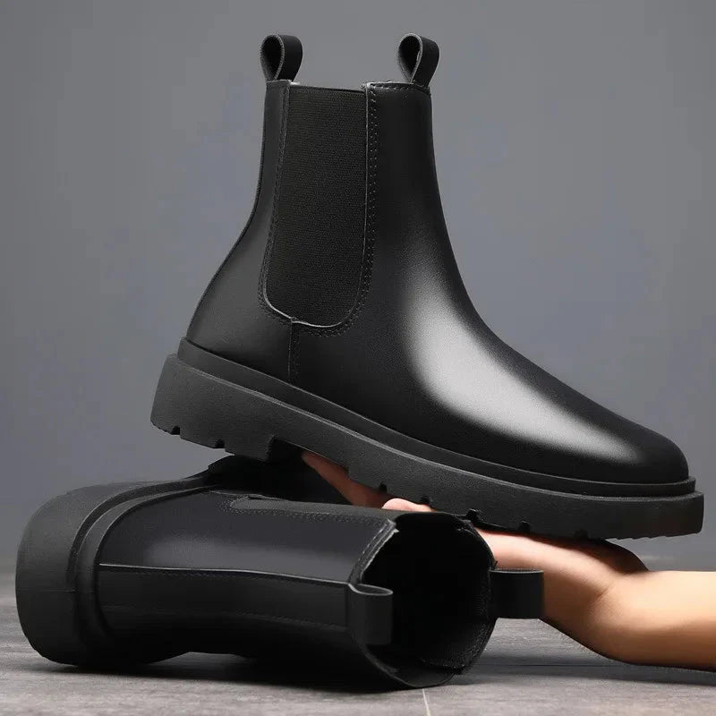 Bota Masculina Chelsea em Couro Piannaro PN043 com design clássico e solado antiderrapante.