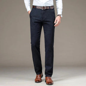 Calça Social Listrada Masculina Piannaro PN229 em fundo neutro.