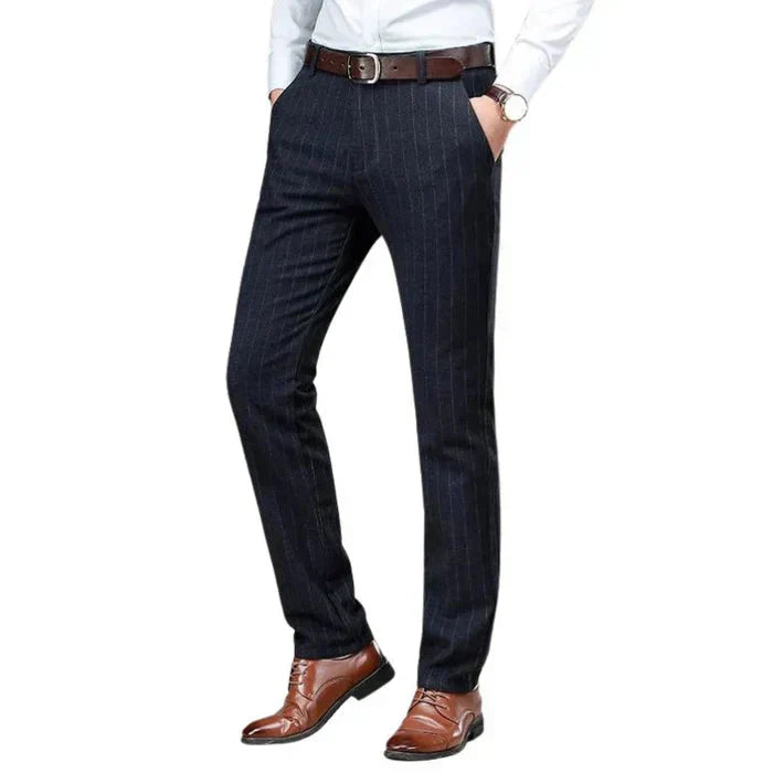 Calça Social Listrada Masculina Piannaro PN229 em fundo neutro.