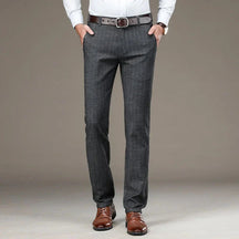 Calça Social Listrada Masculina Piannaro PN229 em fundo neutro.