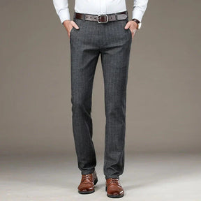 Calça Social Listrada Masculina Piannaro PN229 em fundo neutro.