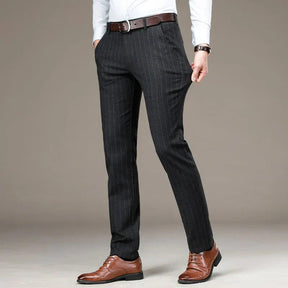 Calça Social Listrada Masculina Piannaro PN229 em fundo neutro.