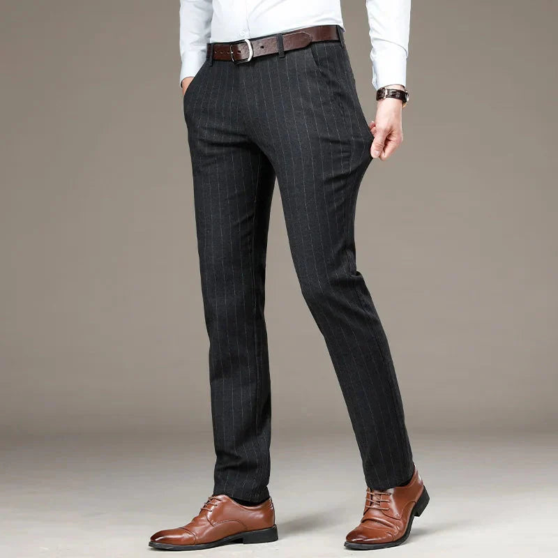 Calça Social Listrada Masculina Piannaro PN229 em fundo neutro.
