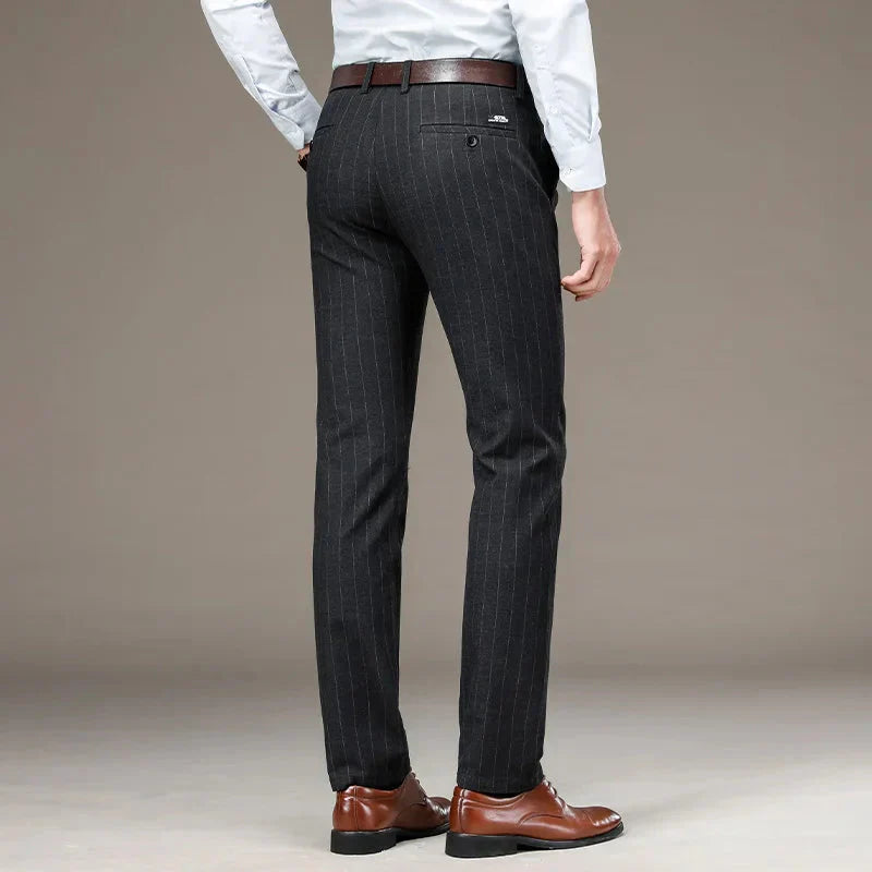 Calça Social Listrada Masculina Piannaro PN229 em fundo neutro.