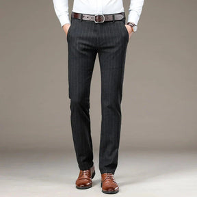 Calça Social Listrada Masculina Piannaro PN229 em fundo neutro.