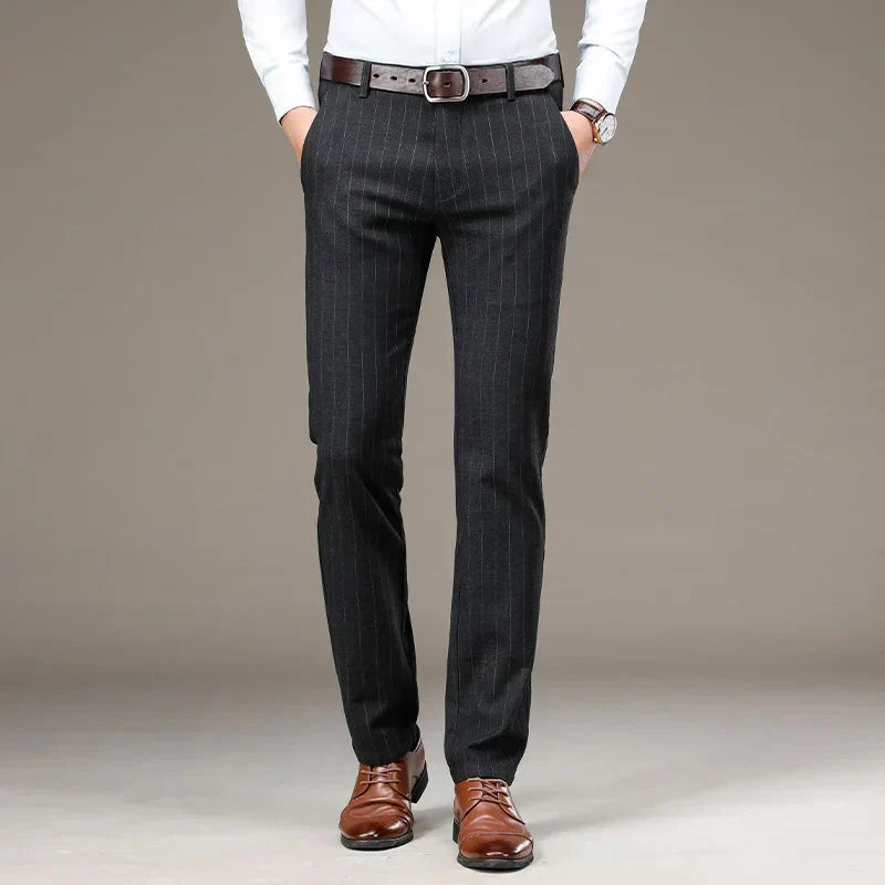 Calça Social Listrada Masculina Piannaro PN229 em fundo neutro.
