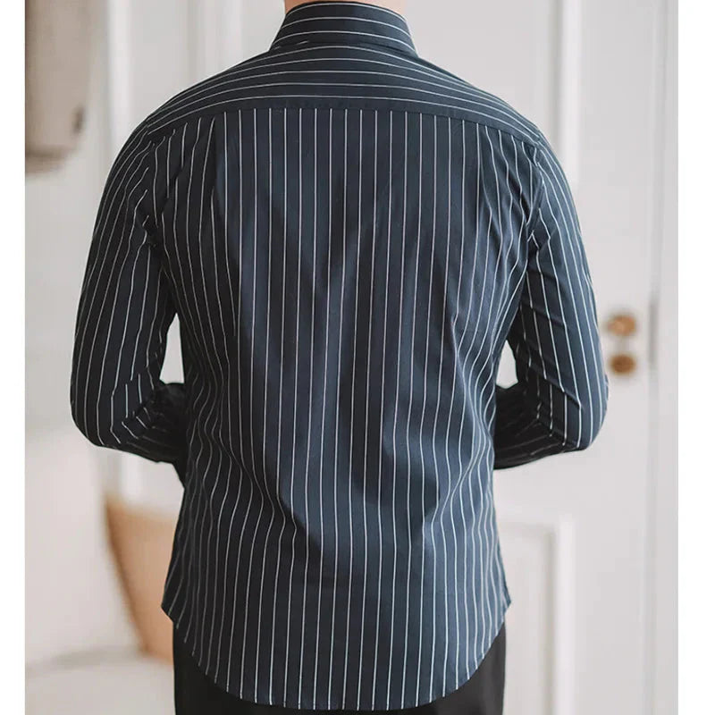 Camisa Social Listrada de Algodão Masculina Piannaro PN054 em fundo neutro