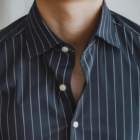 Camisa Social Listrada de Algodão Masculina Piannaro PN054 em fundo neutro