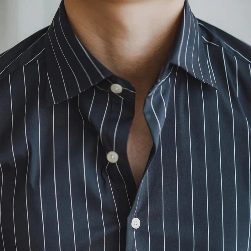 Camisa Social Listrada de Algodão Masculina Piannaro PN054 em fundo neutro