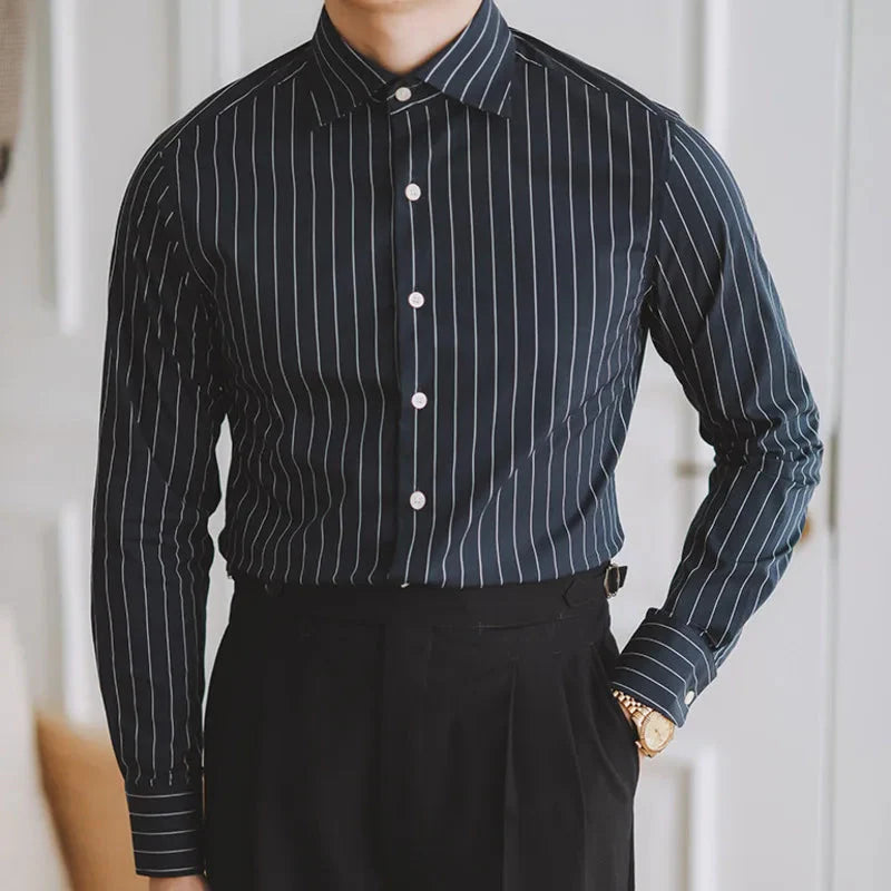 Camisa Social Listrada de Algodão Masculina Piannaro PN054 em fundo neutro