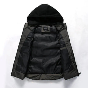 Colete Masculino Puffer com Capuz Piannaro PN407 em ambiente de inverno