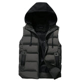 Colete Masculino Puffer com Capuz Piannaro PN407 em ambiente de inverno