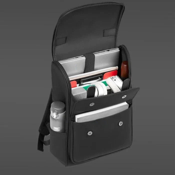 Mochila Casual Impermeável Piannaro PN416 em fundo neutro, destacando seu design elegante e funcional.