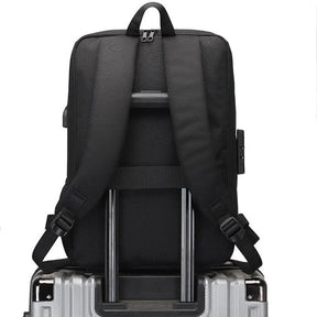 Mochila Executiva Piannaro PN409 com porta USB e trava TSA para notebooks de 15".