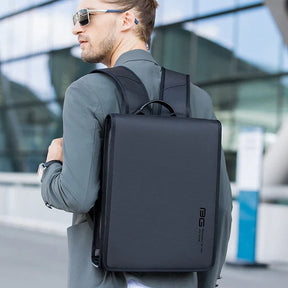 Mochila Executiva Piannaro PN414, ideal para notebooks de 15", impermeável, com design moderno e costas respiráveis.
