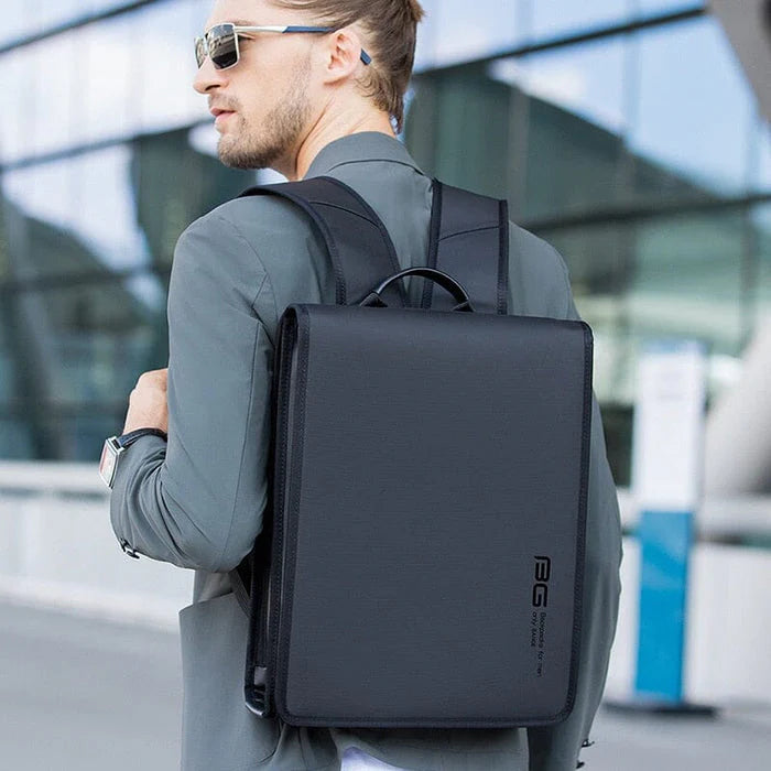 Mochila Executiva Piannaro PN414, ideal para notebooks de 15", impermeável, com design moderno e costas respiráveis.