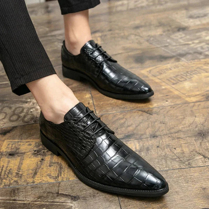 Sapato Masculino Derby Piannaro PN363 em couro texturizado, disponível em preto e marrom.
