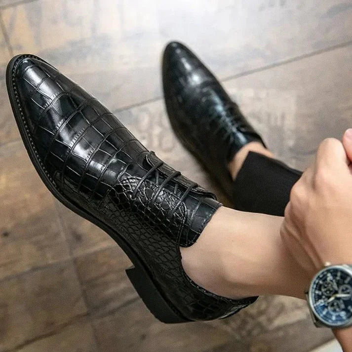 Sapato Masculino Derby Piannaro PN363 em couro texturizado, disponível em preto e marrom.