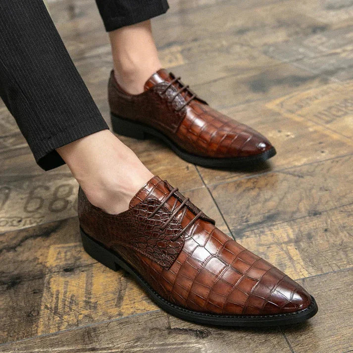 Sapato Masculino Derby Piannaro PN363 em couro texturizado, disponível em preto e marrom.