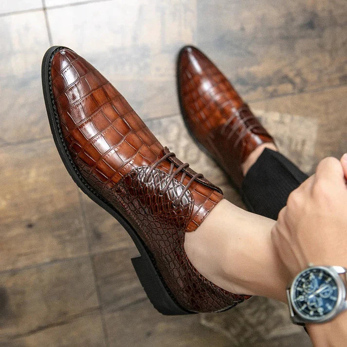 Sapato Masculino Derby Piannaro PN363 em couro texturizado, disponível em preto e marrom.