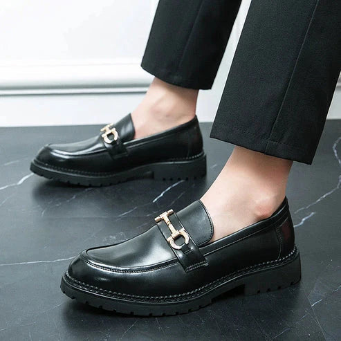 Sapato Masculino Loafer Piannaro PN346 em couro preto com solado tratorado