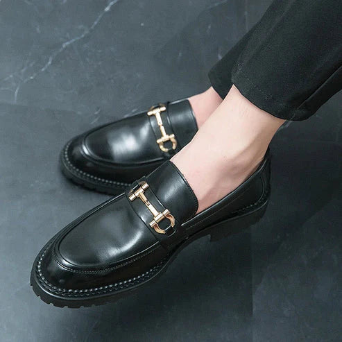 Sapato Masculino Loafer Piannaro PN346 em couro preto com solado tratorado