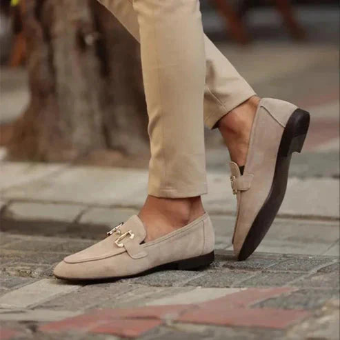 Sapato Masculino Loafer em Camurça Piannaro com fivela elegante