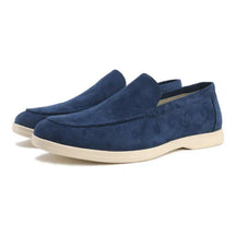 Sapato Masculino Loafer Camurça Piannaro PN353 em ambiente sofisticado