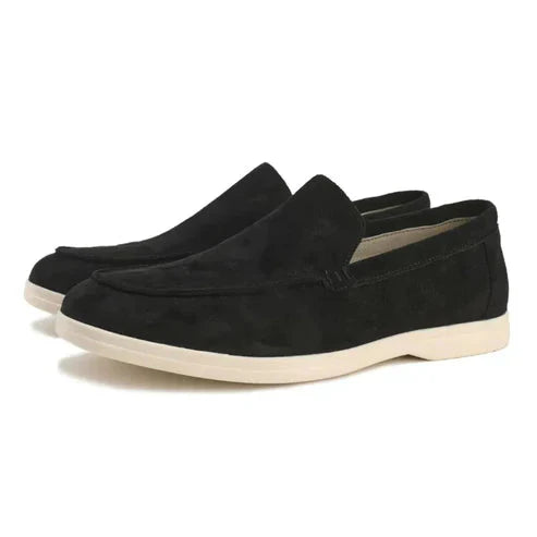Sapato Masculino Loafer Camurça Piannaro PN353 em ambiente sofisticado