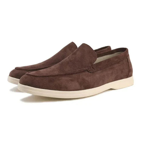 Sapato Masculino Loafer Camurça Piannaro PN353 em ambiente sofisticado