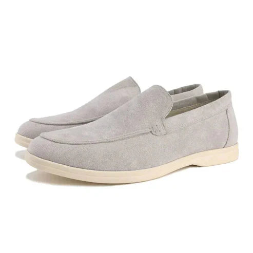 Sapato Masculino Loafer Camurça Piannaro PN353 em ambiente sofisticado