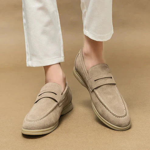 Sapato Masculino Loafer em Camurça Piannaro PN349 em fundo neutro